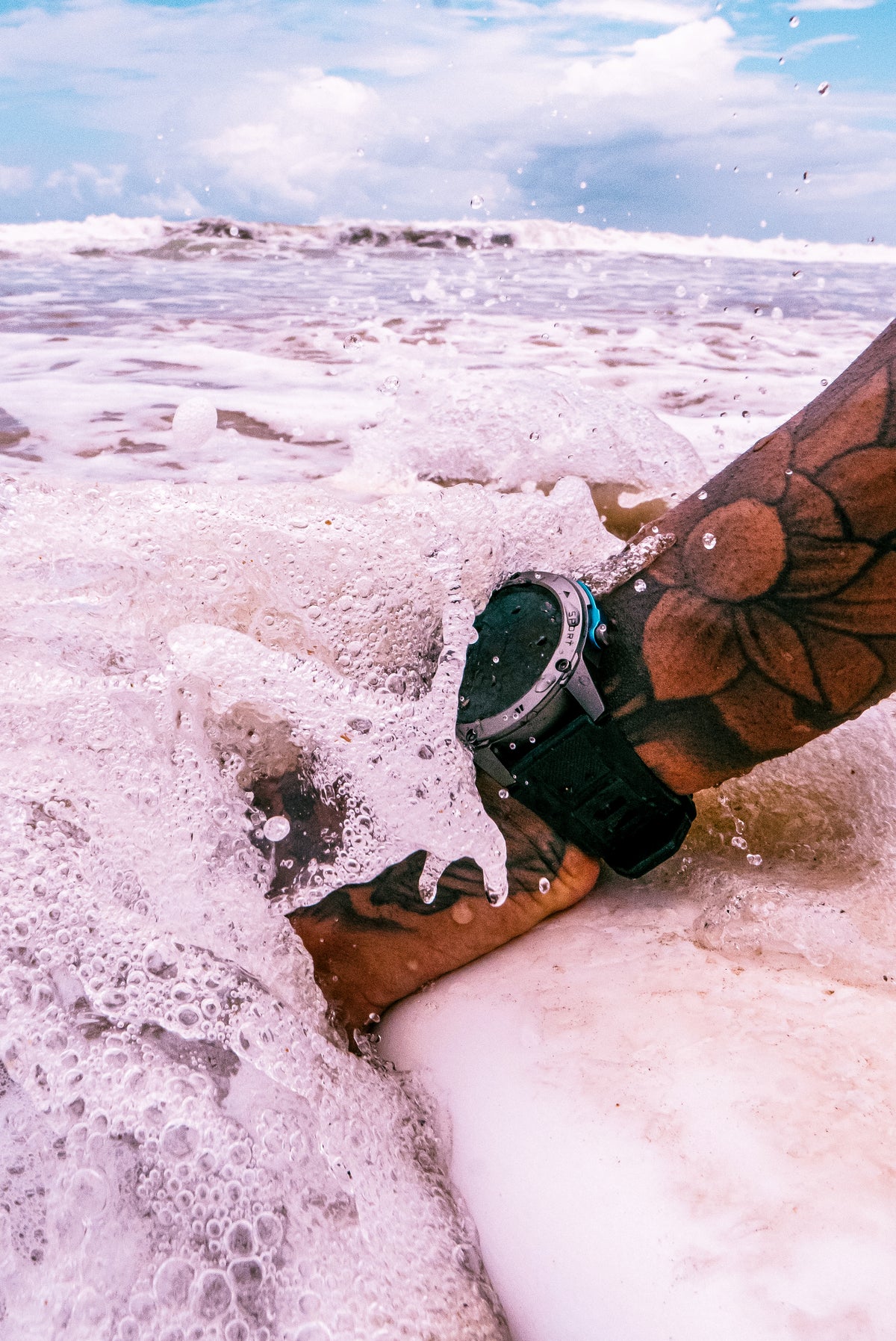Smartwatch BRAVE resistente à água do mar com proteção 5ATM em mergulho.